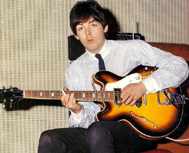 A photo of Paul McCartney with his Epiphone Casino guitar, which he purchased December of 1964. Original source: AppleJamming, applejamming.wordpress.com/beatle-guitars/the-beatles-and-the-epiphone-casino/